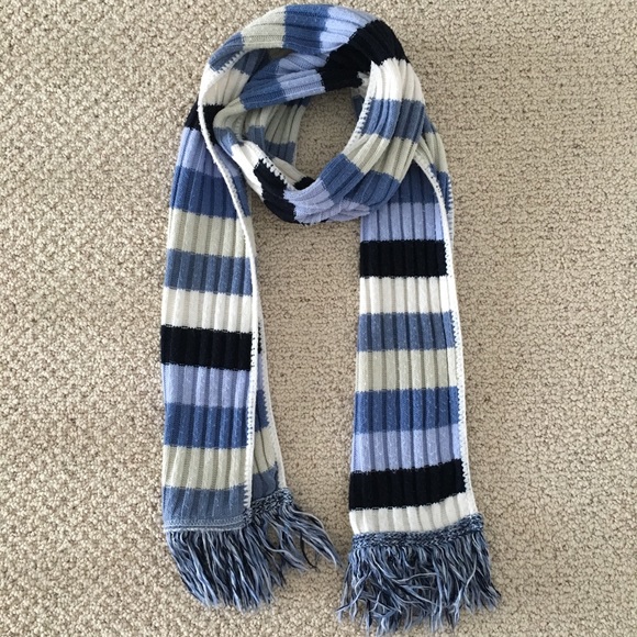The Great American Company Accessories - {TGAC} Striped Scarf in Shades of Blue and White
